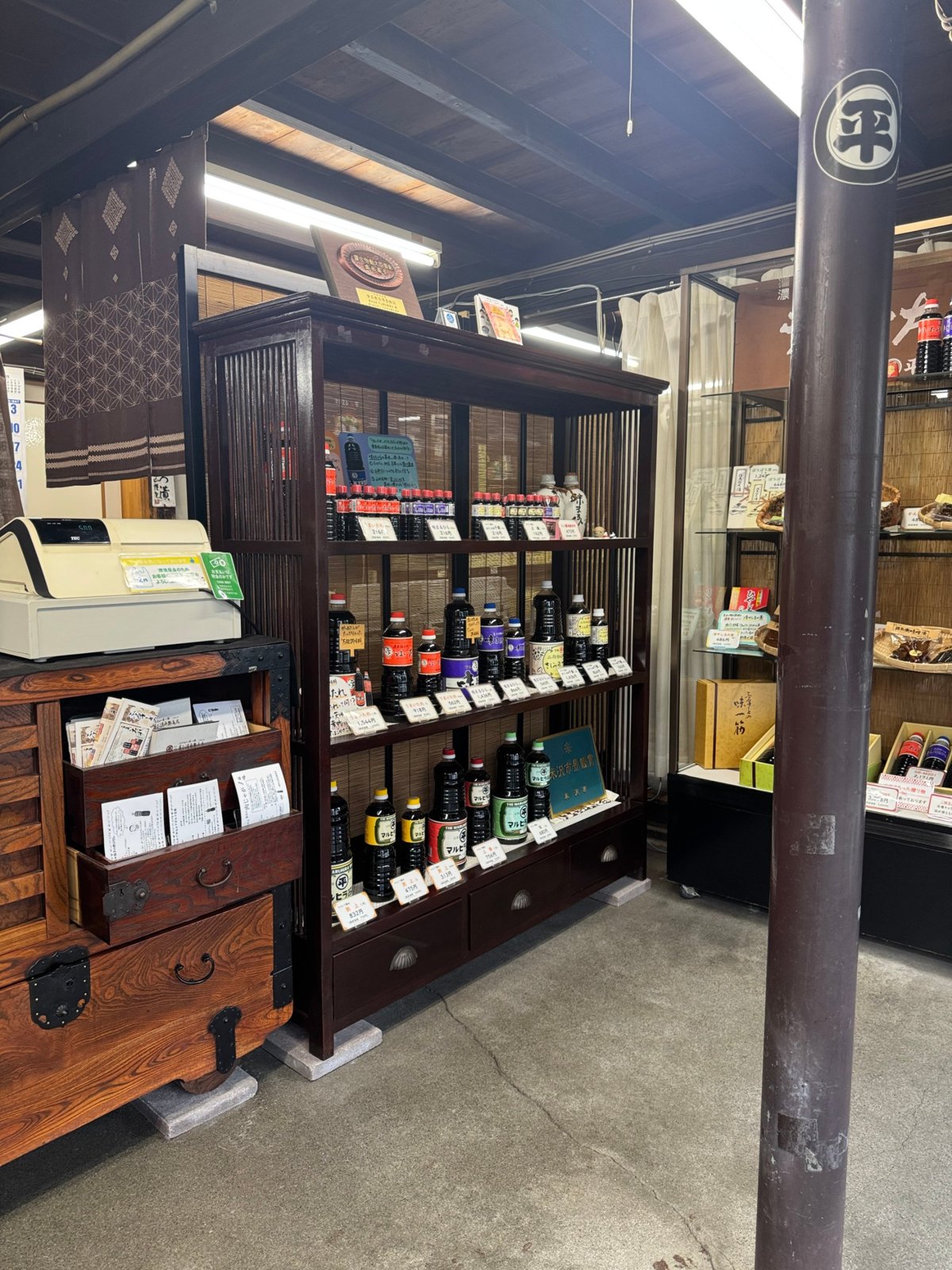 レジの横の木の棚に、「うまいたれ」をはじめとする醤油製品がずらりと並ぶ店内